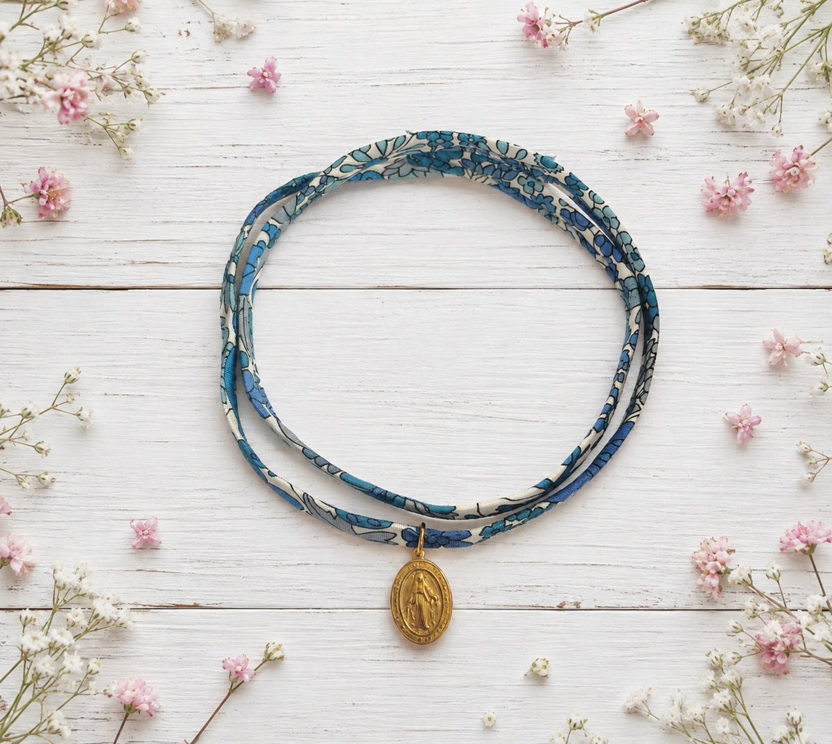 Collar Liberty Azul Medalla Virgen de los Rayos