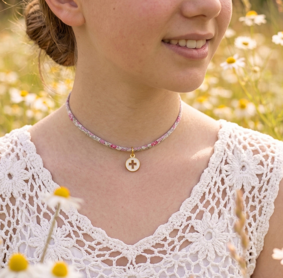 Collar Liberty Rosado Blanco Cruz Calada