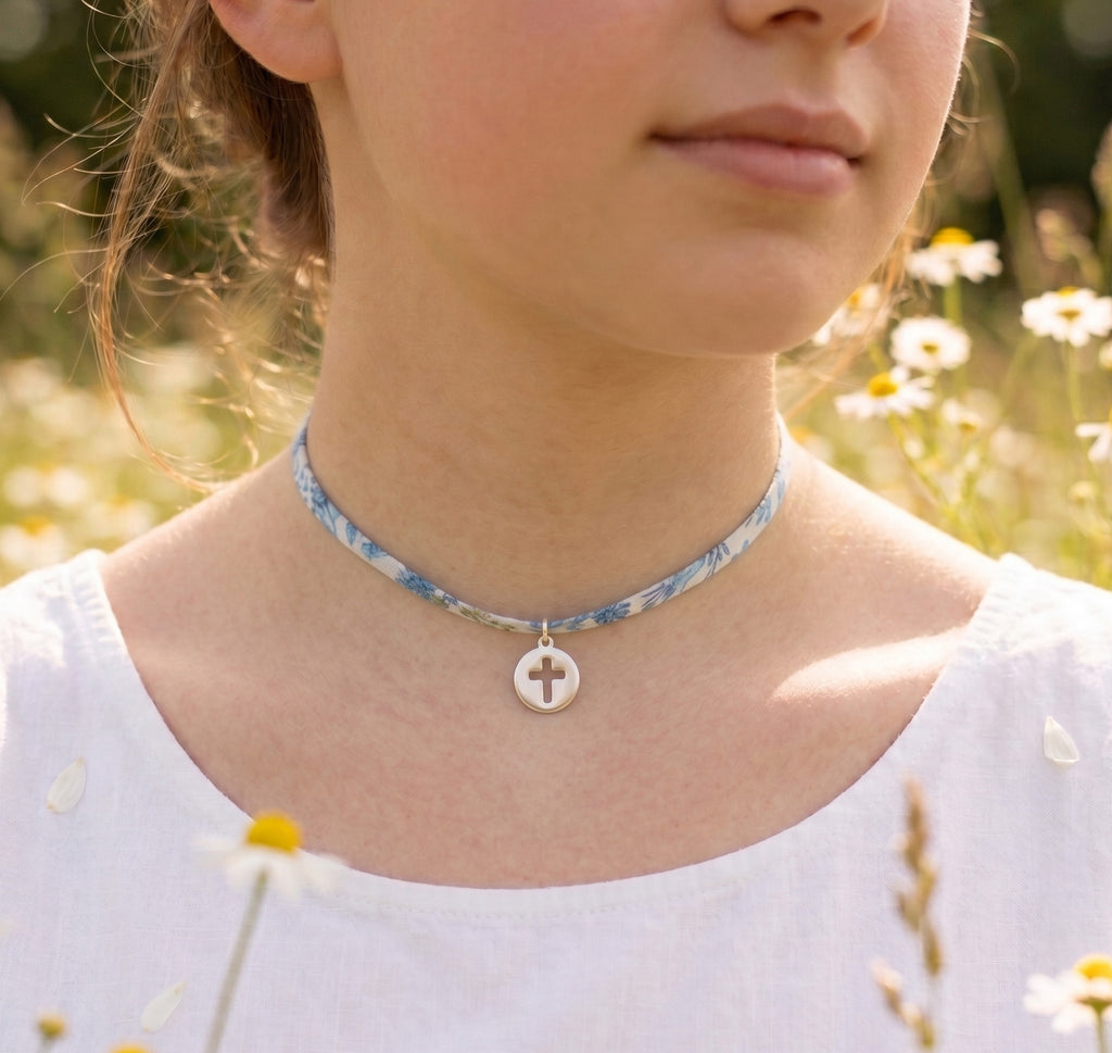 Collar Liberty Celeste Blanco Cruz Calada Plateada