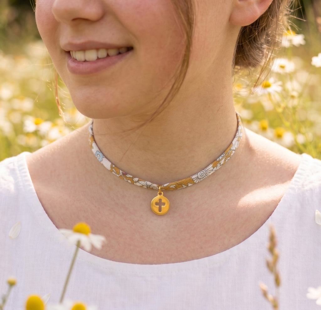 Collar Liberty Mostaza Cruz Calada Dorada