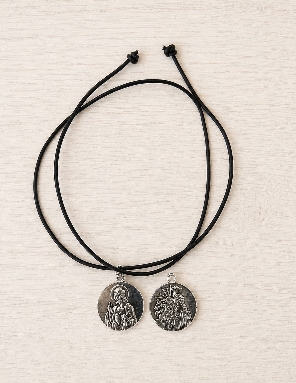Medalla Escapulario con collar de cuero