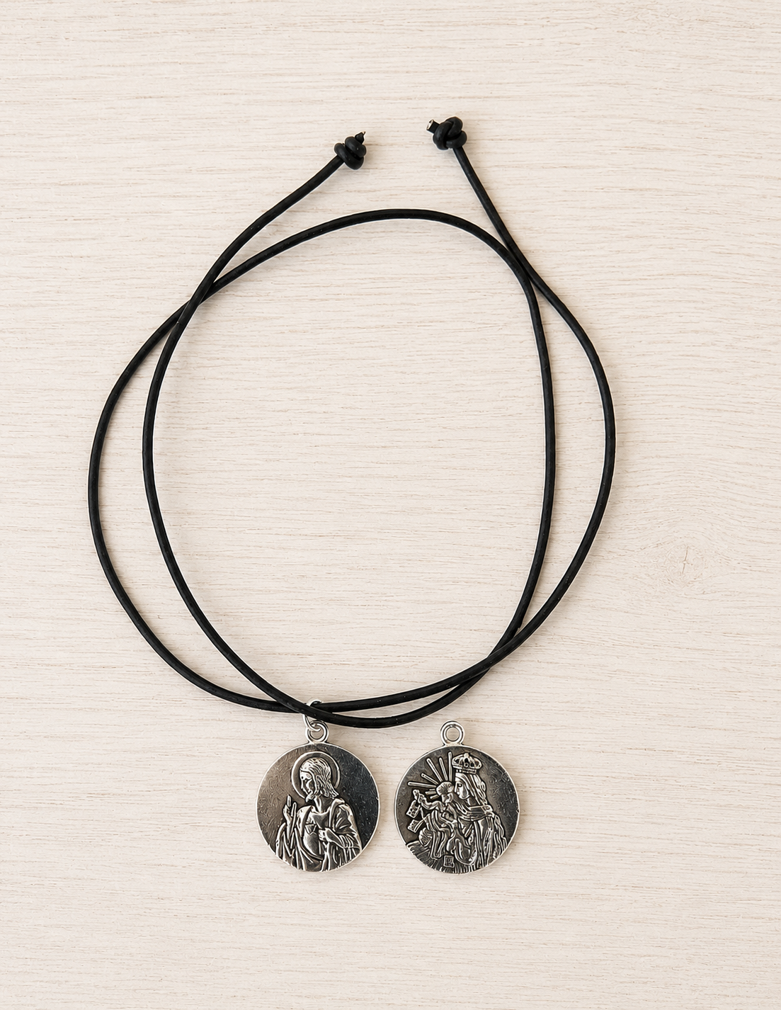 Medalla Escapulario con collar de cuero